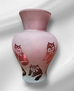 VINTAGE KELSEY MURPHY PILGRIM SANDBLAST CRANBERRY CAT VASE 1996 GS 3025 SAND CAR - Picture 1 of 7