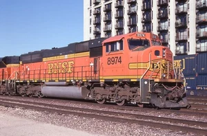 BN Diapositiva Original BNSF SD70MAC #8974 - Chicago IL 2010 - Pintura H2 - Imagen 1 de 1