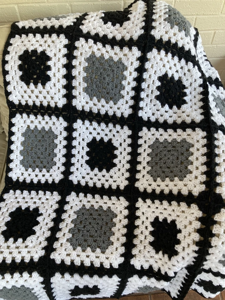 "NUEVO-hecho a mano ganchillo afgano abuela cuadrado negro, gris, blanco aprox 59x39""" Foto 1 de 4