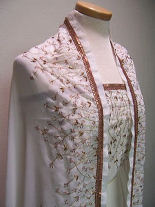 DESIGNER WEISSES HALBTRANSPARENTES GEORGETTE MIT KUPFER PAILLETTENFADEN STICKEREI BORDÜREN - Bild 1 von 1