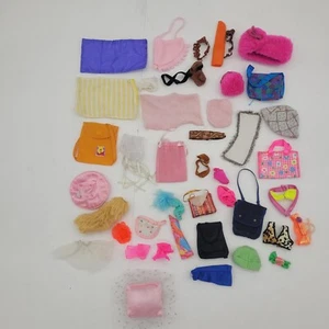 Lotto accessori bambola Barbie vintage asciugamani cappelli borse - Foto 1 di 5
