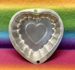 VTG BAKING PAN HEART SHAPE MINI 5” Metal Jello Mold Fun Play Bakery Display Prop - Picture 1 of 5