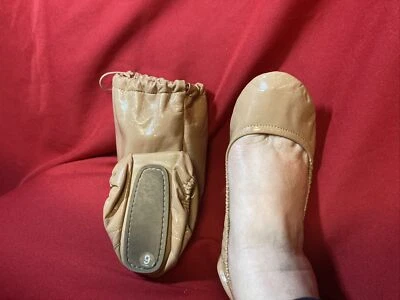 Zapatos planos de ballet plegables de cuero topo brillante sintético Gap talla 9 Foto 1 de 4