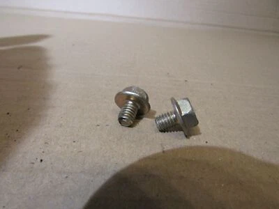 Isuzu Trooper Duty 3.0 Mk2 left rear door window glass drop glass mount bolts - Image 1 of 4