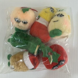 Set 6 Plüsch Del Monte Gemüse & Obst Yumkins Weihnachtsschmuck 1991 ~ Neu - Bild 1 von 7