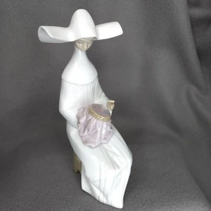 Estatuilla de porcelana Lladro monja costurera costura bordado acabado brillante sentado - Imagen 1 de 6
