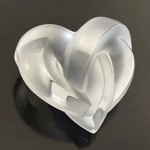 "Pisapapeles Lalique Coeur cristal nudo entrelazado corazón esmerilado firmado 3"" como nuevo" - Imagen 1 de 2