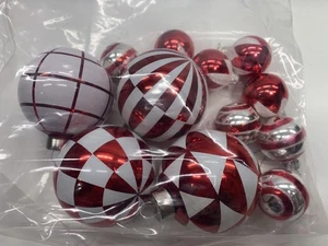 Rot/weiß gemusterter Weihnachtsschmuck Glas 12er Set (4 große, 4” & 8 kleine 2”) - Bild 1 von 3
