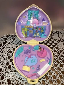 Vintage Polly Pocket Bluebird Quilted Heart Strollin’ Baby Compact & Baby - Picture 1 of 7
