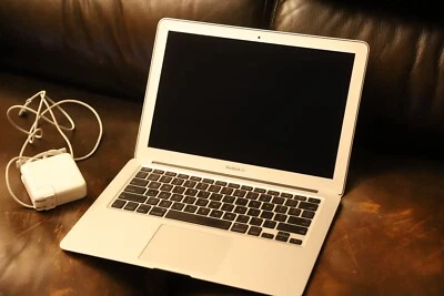 Apple MacBook Air A1369 13.3" 2010 C2D, 128Gb SSD, 2Gb RAM, Mac OS El Capitan Foto 1 de 4