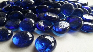 30 BLAUE GLASNUGGETS Glassteine Muggelsteine Mosaiksteine Deko ca. 18 - 22 mm - Bild 1 von 1