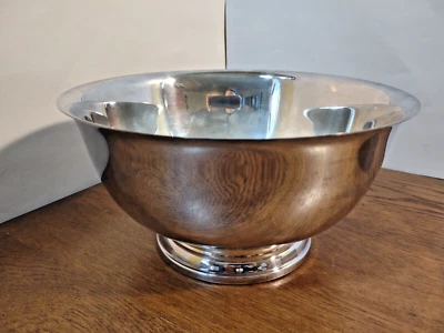 WM Rogers Paul Revere Reproduction 9'' Silver plated footed bowl - Image 1 of 4