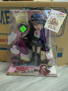 Bambola BRATZ Ooh La La Kumi 2 abiti cool cappello da viaggio scatola e borse 2005 nuova con scatola - Foto 1 di 24