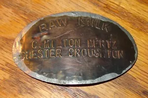 ALTES VINTAGE OVALES METALLABZEICHEN AUS EINER MILCHKANNE C. MILTON MERTZ CHESTER BROUGHTON - Bild 1 von 4