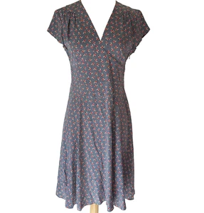 Sundance 100 % Seide Kleid Größe 6 grau rot Druck Retro-Stil Seitenreißverschluss Plissee hinten - Bild 1 von 9