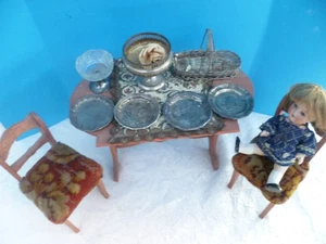 3 Puppenmöbel,Tisch,2 Stühle "Hacker"Porzellanpuppe,4Silberteller+Schale um 1900 - Bild 1 von 9