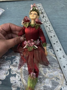 Fata di Natale in resina vestita di rosso, verde e oro 9 pollici lui/lui vintage - Foto 1 di 4
