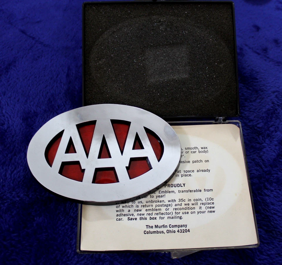 Insignia de rejilla de miembro reflectante vintage NOS AAA parachoques adorno signo emblema en estuche Foto 1 de 4