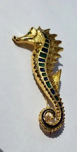 Spilla cavalluccio marino vintage Gerrys tono oro con accenti di smalto blu e verde  - Foto 1 di 7