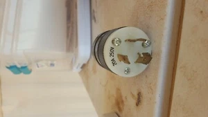 ENCHUFE DE BLOQUEO GIRATORIO MARINCO 20 AMP 250 VOLTIOS 2321 L6-20P HUBBELL DE REPUESTO - Imagen 1 de 2