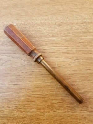 Ancien Tournevis laiton hexagonal Clé à pipe emmanchée, Outil de Métiers Vintage - Photo 1/3