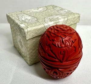 Baratija de huevo de laca roja china tallada a mano vintage, caja con caja de regalo - Imagen 1 de 8