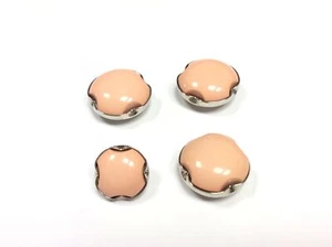 BOTTONE COUTURE 1968 FIORE CIPRIA SU BASE ARGENTO CM 2,5 - Imagen 1 de 2