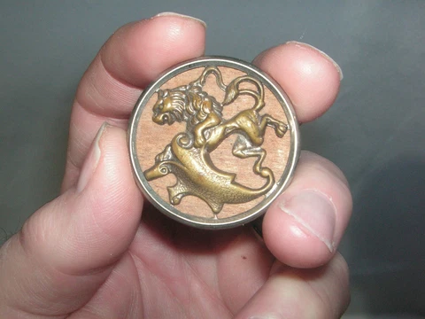 OLD, ANTIQUE BRASS AND WOOD PICTURE BUTTON, RAMPANT LION Cover