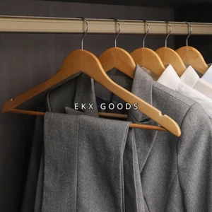 Hochwertige Holz Anzugbügel Natur Nussbaum Kirschholz Knopf Hemdbügel - Bild 1 von 15