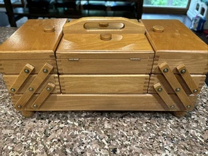 Vintage Nähkästchen aus Holz - Akkordeon erweiterbar Organizer Made in Romania 1994 - Bild 1 von 24