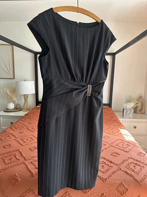 Платье миди Anne Klein размер 10 черное в тонкую полоску со собранной талией - Изображение 1 из 4