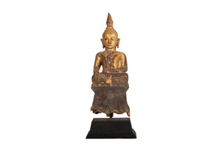Tailandia/Birmania 20. Jh. Una figura de madera tallada y dorada de Buda - Imagen 1 de 11