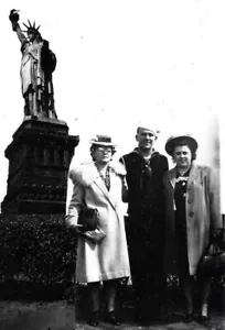 CARTOLINA VINTAGE 1944 RPPC NEW YORK CITY NY MARINAIO 2 DONNE STATUA DELLA LIBERTÀ WW II - Foto 1 di 3