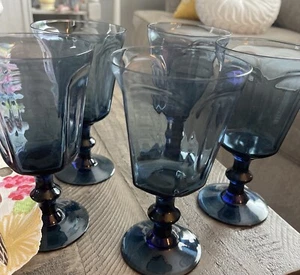 Lenox ~ Set di 5 bicchieri da vino ""Antique Bluebell"" ~ 7" gambo blu ~ In perfette condizioni - Foto 1 di 7