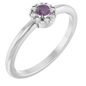 Anillo con halo de diamantes de alejandrita cultivada en laboratorio y 0,03 CTW en oro blanco de 14 k - Imagen 1 de 5