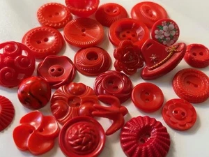 WONDERFUL LOT FANCY VINTAGE & NEW RED BUTTONS Flowers Pierced Hat ++ - Picture 1 of 2