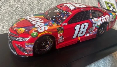 Kyle Busch 2018 1:24 Skittles Bristol Raced Win Elite #’d 75/188 *leer* Foto 1 de 4