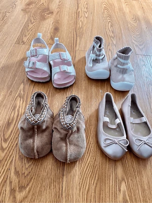 Paquete de zapatos para bebé niña Baby Uggs talla 2/3 sandalias brillantes talla 4 Cat & Jack p Foto 1 de 4