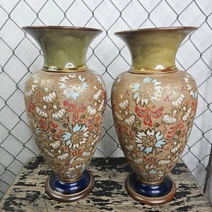 Par de jarrones antiguos Royal Doulton Slater con flores pintadas a mano y oro 1897-1903 - Imagen 1 de 8