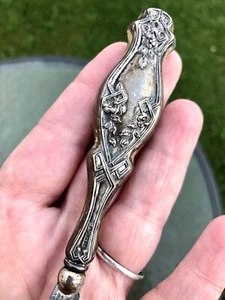 Antico corno scarpa Art Nouveau Repousse argento sterling ornato floreale - firmato - Foto 1 di 8