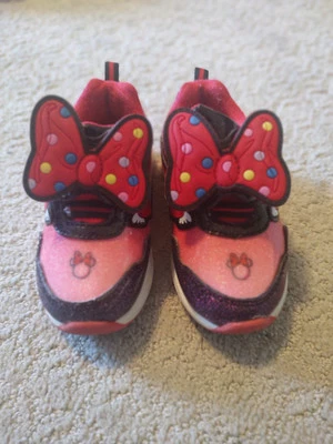 Zapatos de tenis rojos iluminados Minnie Mouse para niñas pequeñas talla 7 Foto 1 de 4