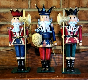De colección. Figuras Metal Navidad Rey + 2 Soldados Tipo Cascanueces 14" (Juego de 3) - Imagen 1 de 9