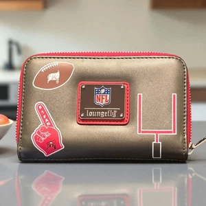 Loungefly NFL Tampa Bay Buccaneers Patches Zip-Around Wallet 6′′ x 4′′ · Neu - Bild 1 von 6