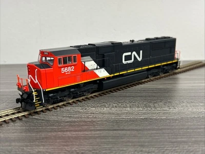 Walthers Mainline HO #910-11005 EMD SD75I Locomotive Canadian National #5682 CC - Image 1 of 4