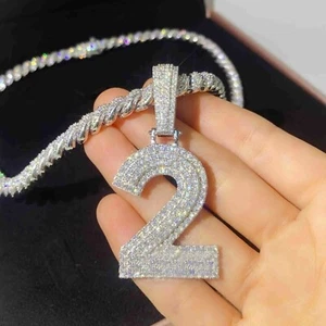 Colgante de moissanita de corte redondo de 2 quilates personalizado enchapado en oro blanco de 14 k para hombre - Imagen 1 de 3