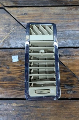 * 2008 - 12 福特 Escape Mercury 水手乘客侧通风口棕褐色 8L84 78046B30 — 第 1/4 张图片