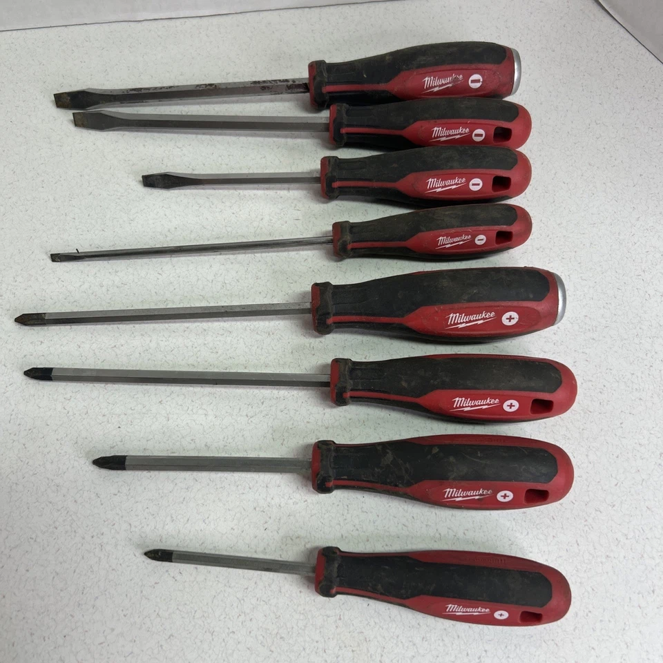 8 Milwaukee Screwdrivers Phillip & Flathead Lot Of 8 Tools - Image 1 of 4