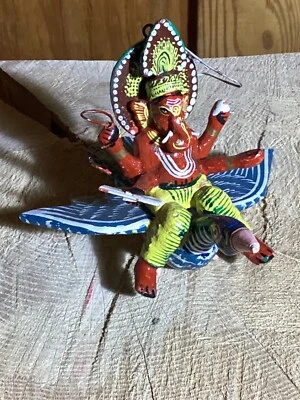 Estatua de ídolo Lord Ganesh Ganpati de madera pintada con laca para decoración del hogar colgante Foto 1 de 4