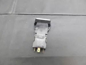 MOLEX 1820-RL ""M"" INTERRUPTOR DE BOTÓN DE MONTAJE A PRESIÓN CON PANEL BLANCO/CLARO - Imagen 1 de 3