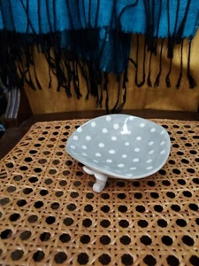 Plato de baratija Anthropologie Molly Hatch gris con patas de lunares  - Imagen 1 de 5